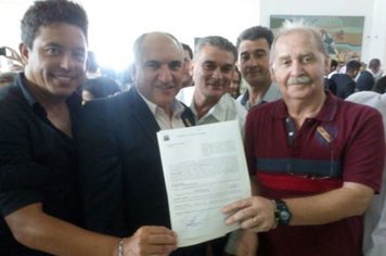 Prefeito assina 5 emendas para a área da saúde