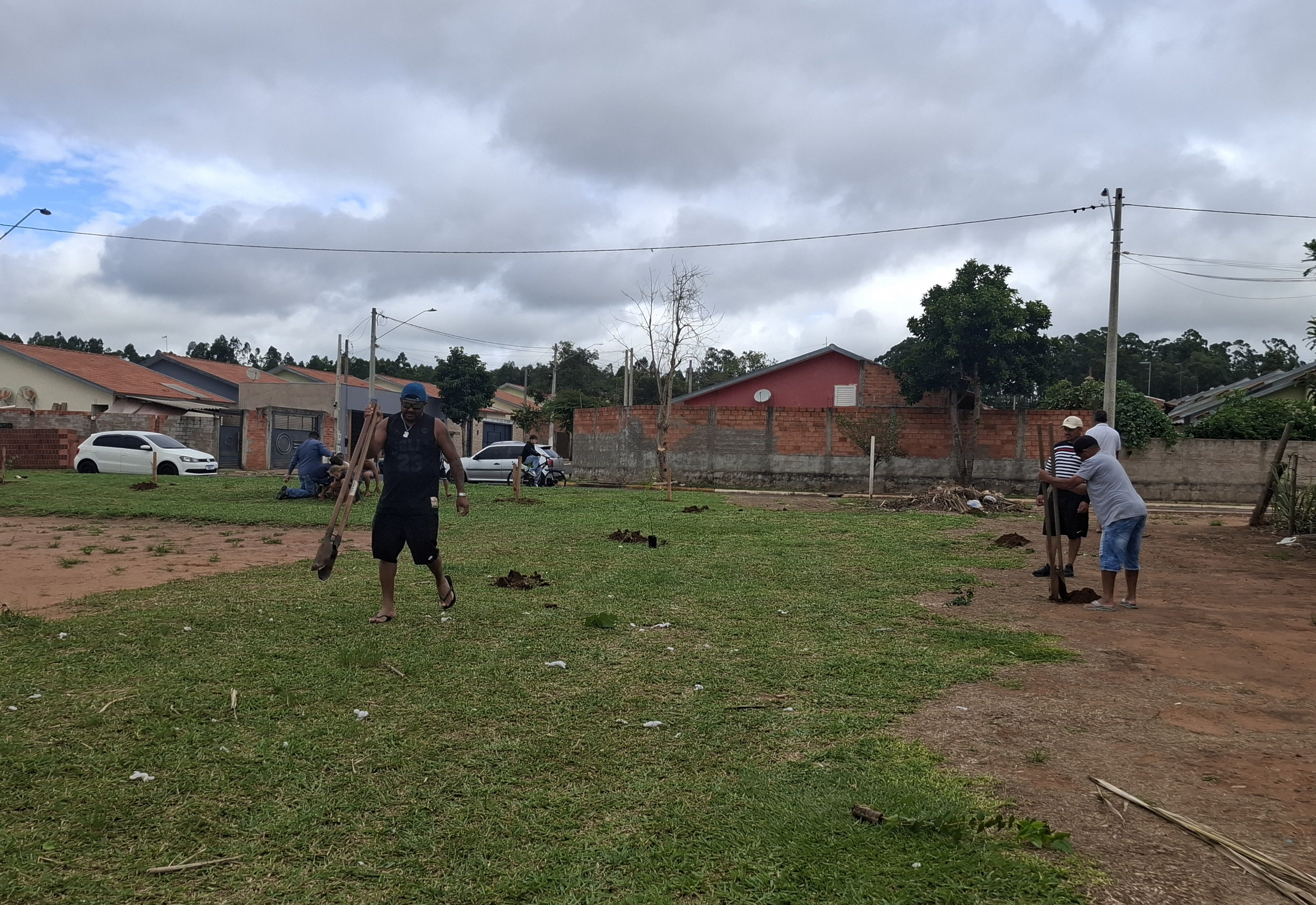PLANTIO DE 70 MUDAS DE ÁRVORES NATIVAS NA VILA DOS FERROVIÁRIOS